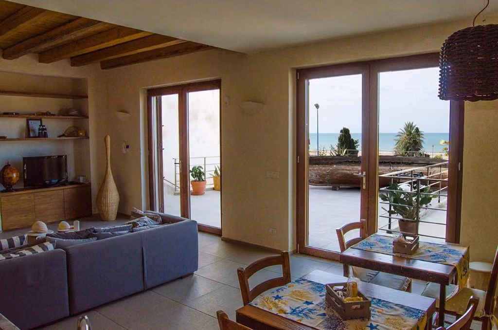 Camera doppia del B&B Sapore di Mare a Vasto Marina con zona giorno e arredi chiari