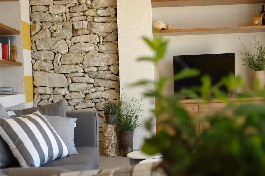 Appartamento del B&B Sapore di Mare a Vasto con soggiorno, divano e camino in pietra