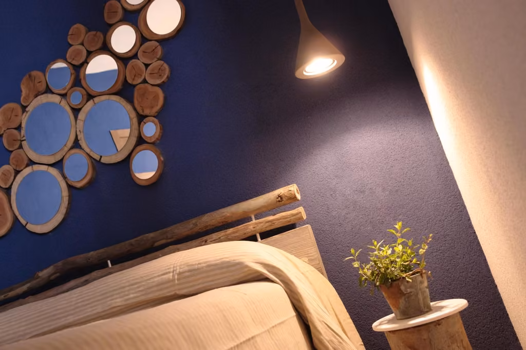 Camera con letto e specchi sul muro del B&B Sapore di Mare